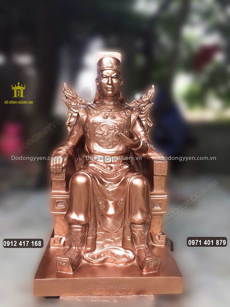 Từng họa tiết hoa văn tr&ecirc;n vật phẩm được chạm khắc tỉ mỉ, sắc n&eacute;t bởi đ&ocirc;i b&agrave;n tay t&agrave;i hoa của c&aacute;c nghệ nh&acirc;n